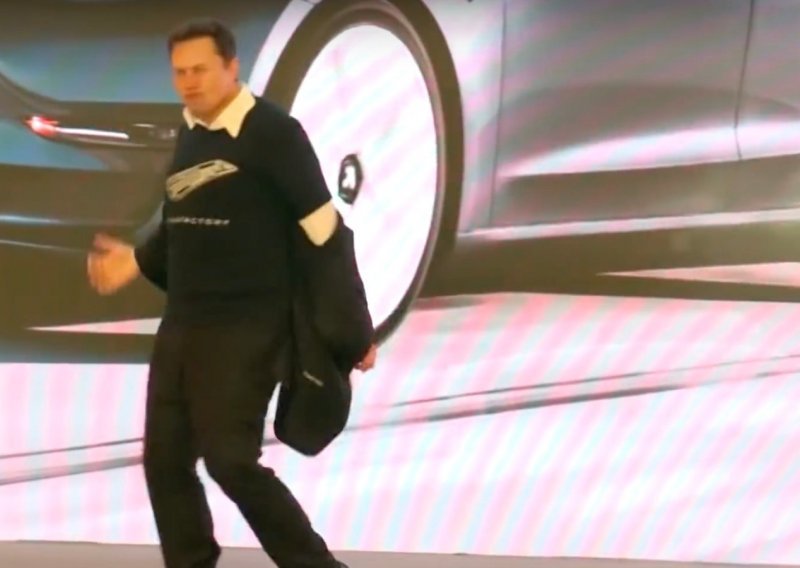 Elon Musk priredio pravi show u Kini, pogledajte koje plesne pokrete ima