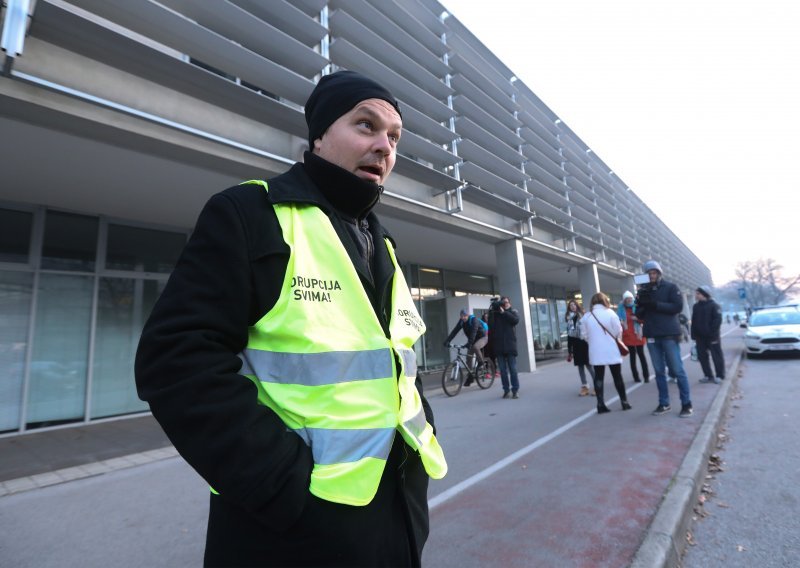 [FOTO/VIDEO] Juričan prenoćio pred Holdingom i najavio svoj sljedeći pohod