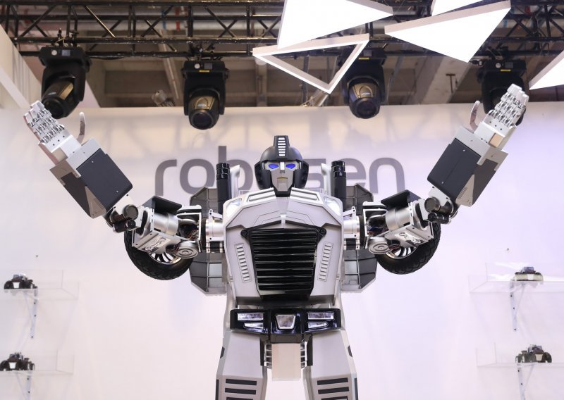 Radi i sklekove: Ovaj inteligentni Transformer osvojio je srca posjetitelja CES-a