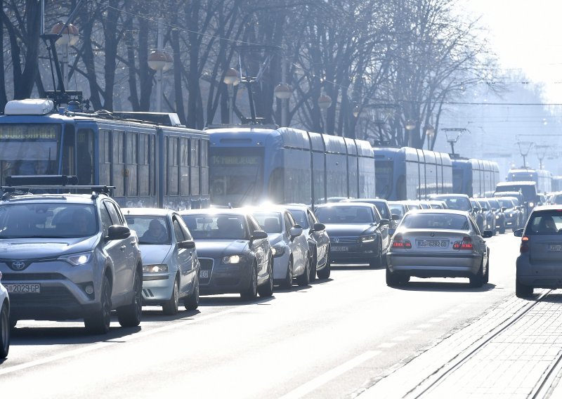 [FOTO] Zagreb pod opsadom zbog europske kreme; tramvaji su zastali, čeka se u kilometarskim kolonama