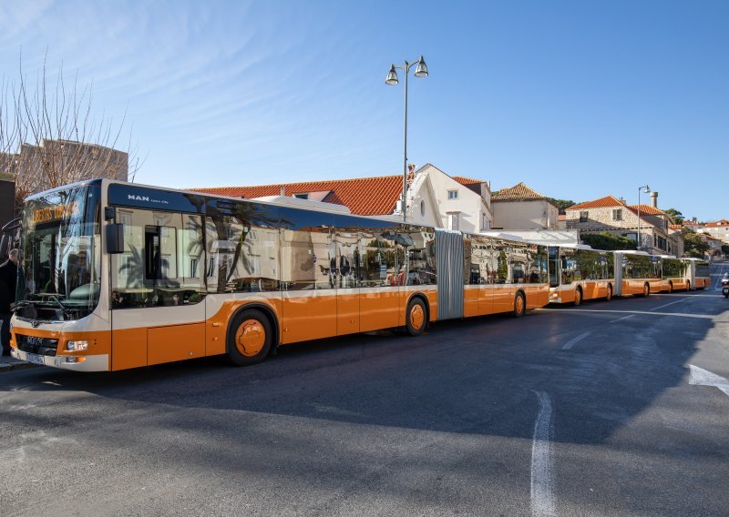 U Dubrovnik stigla prva tri zglobna autobusa vrijedna 7,5 milijuna kuna