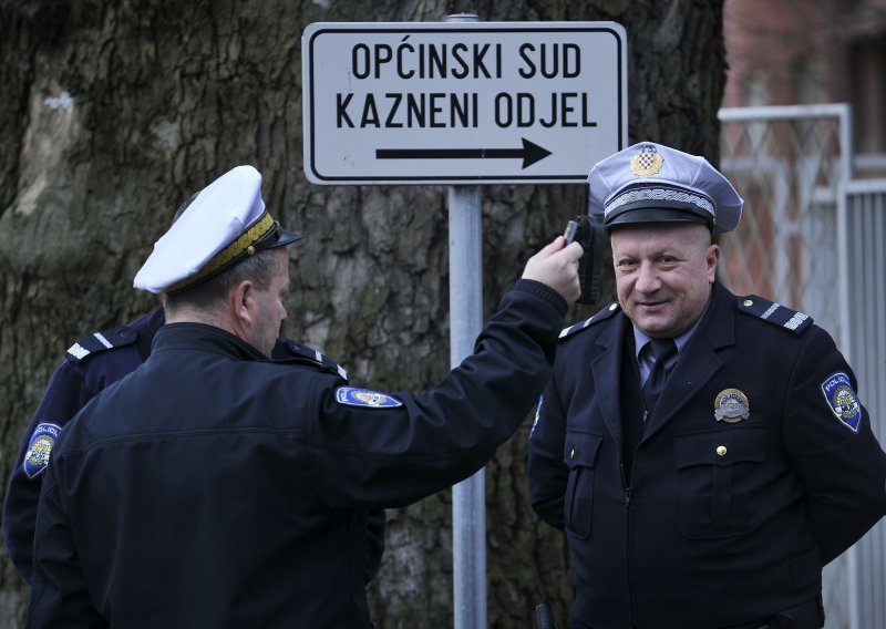 Državni službenici pristaju na Vladinu ponudu?