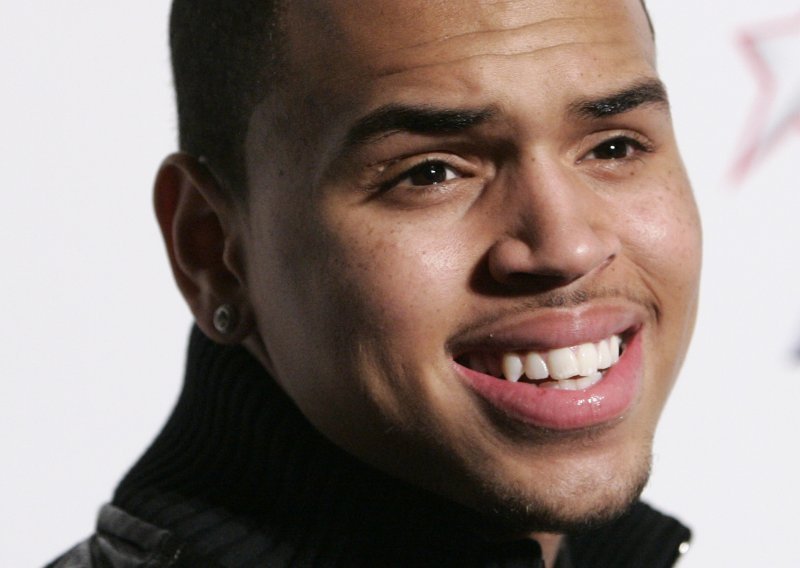 Chris Brown nakon intervjua razbio prozor