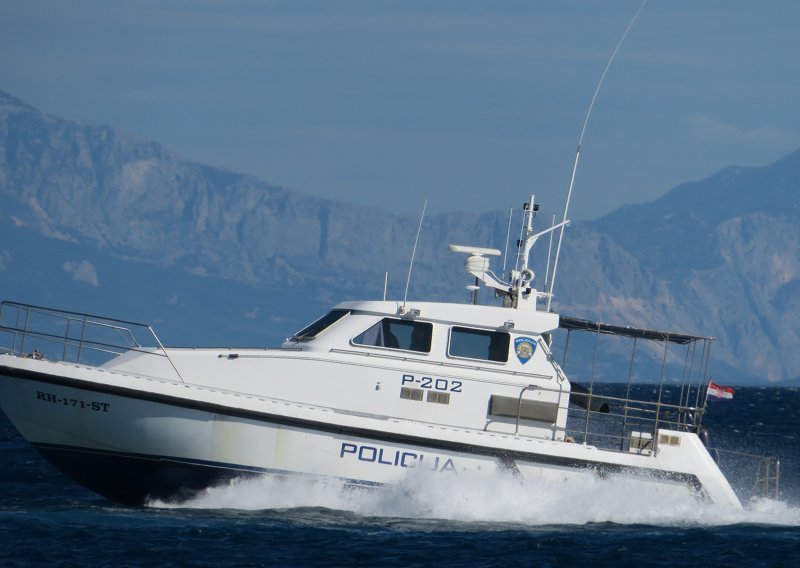 Potjera na moru: Hrvatska policija uzaptila talijansku ribaricu i privela pet Talijana zbog krivolova