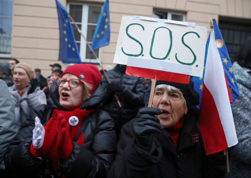 Prosvjedi u Varšavi protiv zakona o stegovnim mjerama za suce