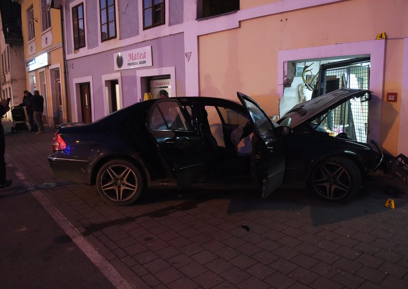 [FOTO] Neregistriranim mercedesom zabili se u kuću u centru Karlovca, vozač i putnici pobjegli s mjesta nesreće
