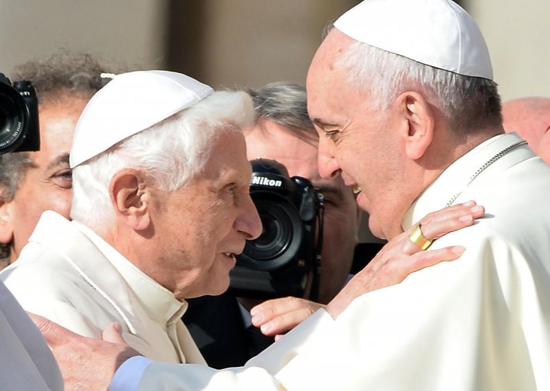 Objavljena knjiga pape Franje i pape Benedikta XVI. 'Samo jedna Crkva'