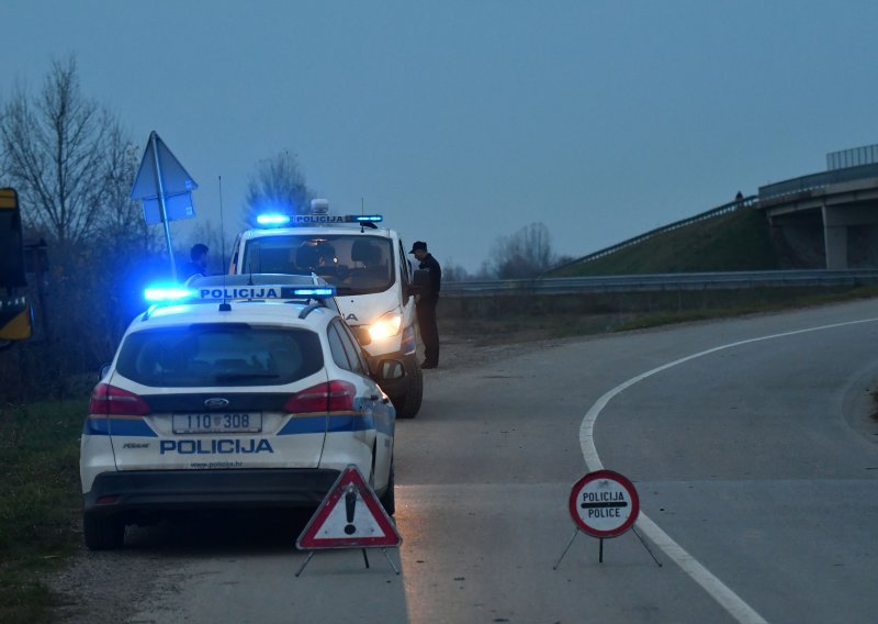 Izgubio kontrolu nad automobilom, pokosio stupove, sletio u jarak i poginuo