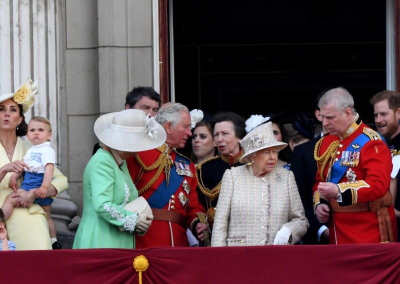 Kraljica Elizabeta donijela odluku: 'Voljeli bismo da princ Harry i Meghan Markle ostanu stalni članovi kraljevske obitelji, ali..'