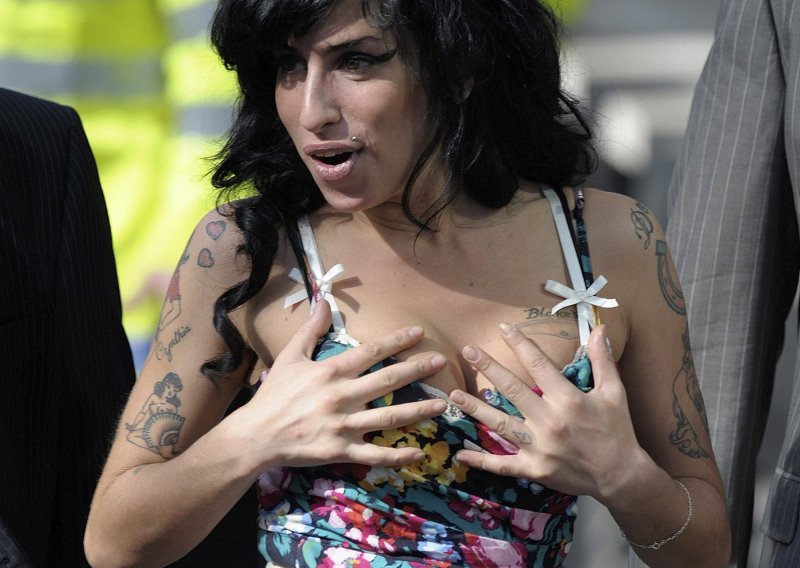 Amy Winehouse i dalje prva na top ljestvici