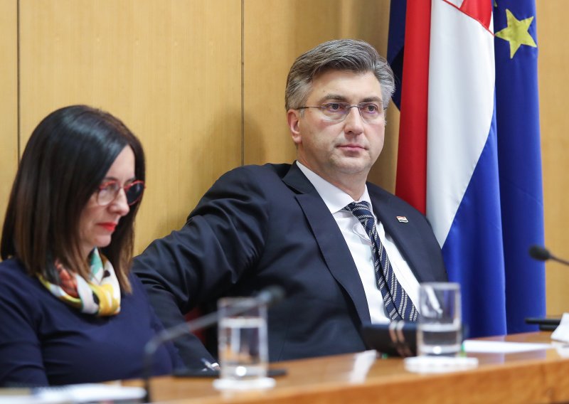 Žustra rasprava o opozivu Blaženke Divjak: Spominju se tableti, Loomen, a Plenkoviću pljeskali i SDP-ovci