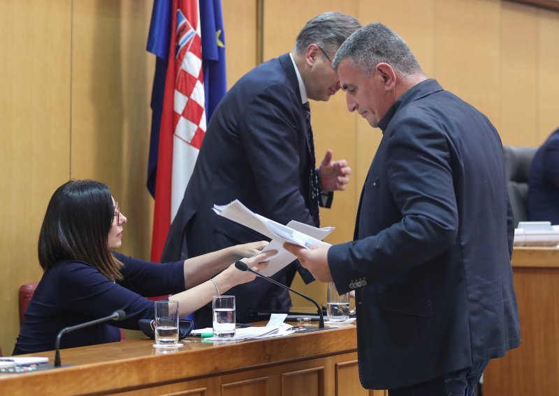 Rasprava o Divjak trajala do tri ujutro, na kraju ostalo osam zastupnika; Miro Bulj poručio da nije odgovorila ni na jedno pitanje i otkrio kako će glasati