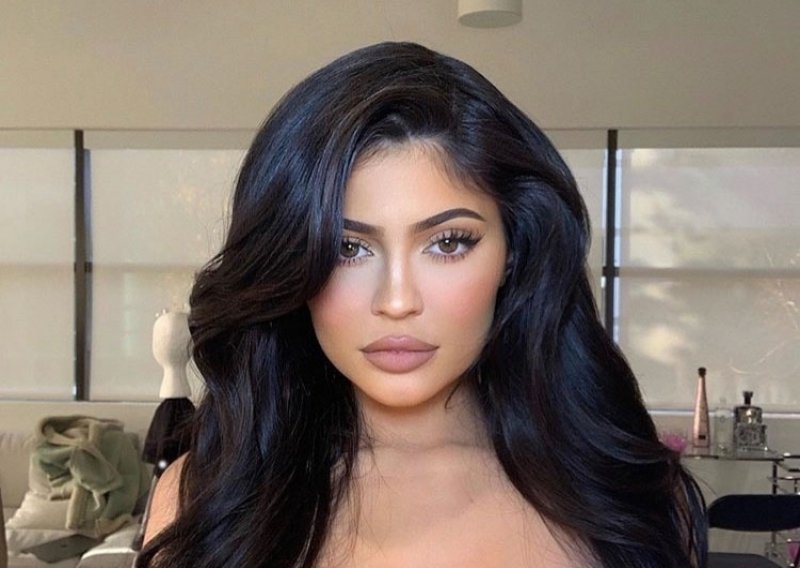 Fanovi zbunjeni: Nakon što je prije godinu i pol izvadila filere, Kylie Jenner ponovno je povećala usne