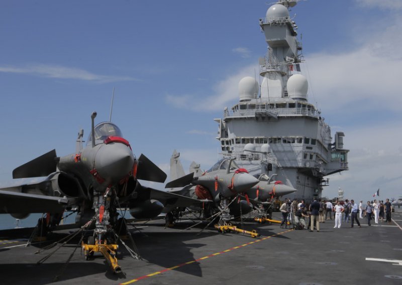 Francuska na Bliski istok šalje nosač aviona i prateću borbenu skupinu