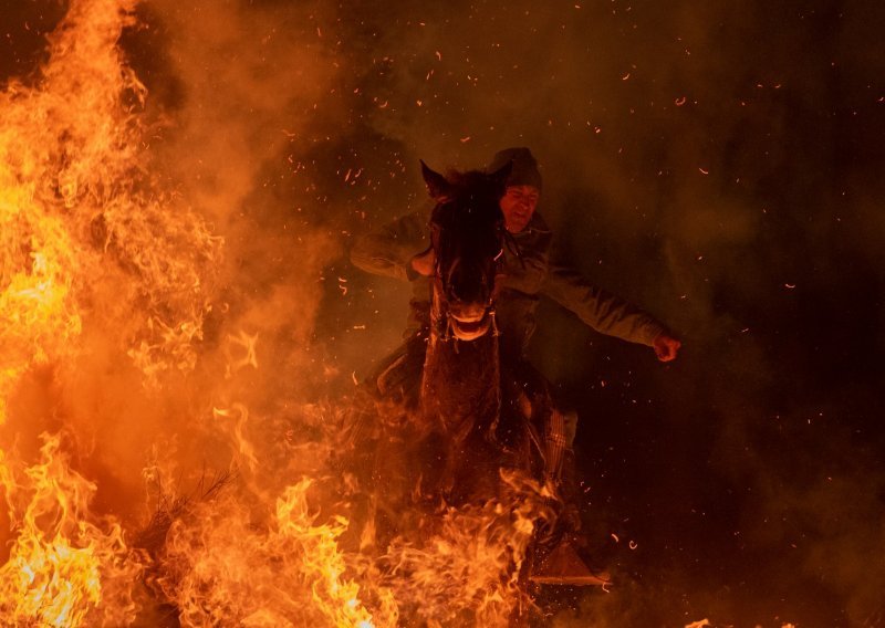 [FOTO/VIDEO] Prizori konja koji skaču kroz vatru istovremeno su impresivni i zastrašujući; jedni su oduševljeni 'pročišćenjem' dok se drugi zgražaju nad ovim običajem