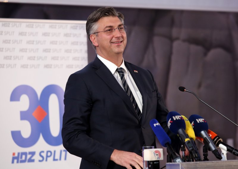 Plenković u Splitu o unutarstranačkim izborima i dilerima: Postrožit ćemo borbu, mijenjati zakone ako treba