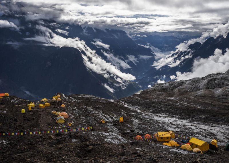 Najmanje sedam planinara nestalo u lavini nepalskom dijelu Himalaja