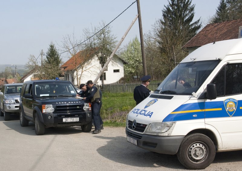 Mercedes u Zadru zapaljen zbog kvara