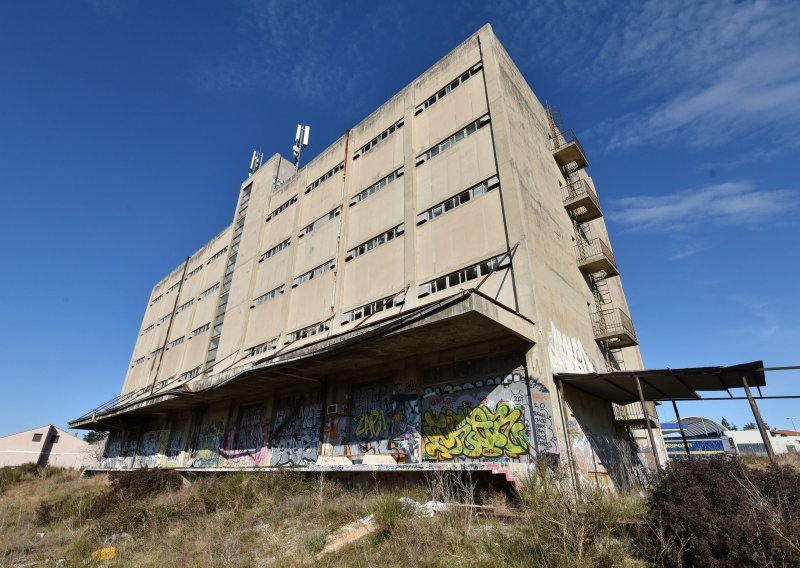 Dvadesetogodišnjakinja se popela na silos tvornice kruha i prijetila da će skočiti