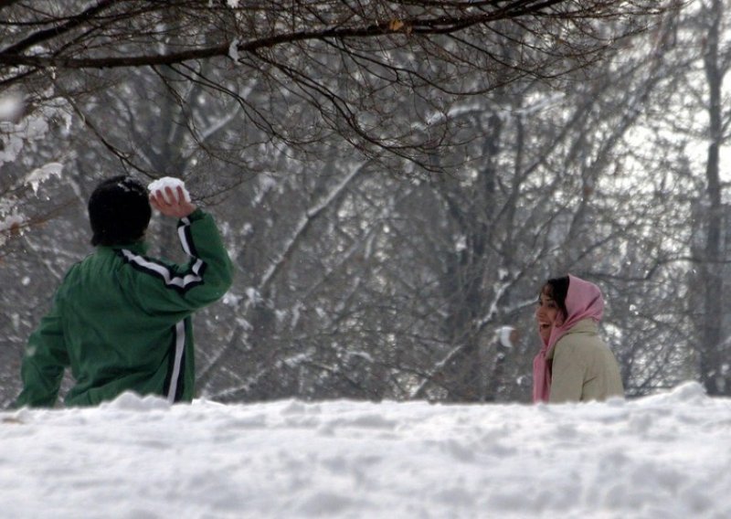 Snijeg zavio Teheran u bijelo: Zatvorene škole, poremećen zračni promet
