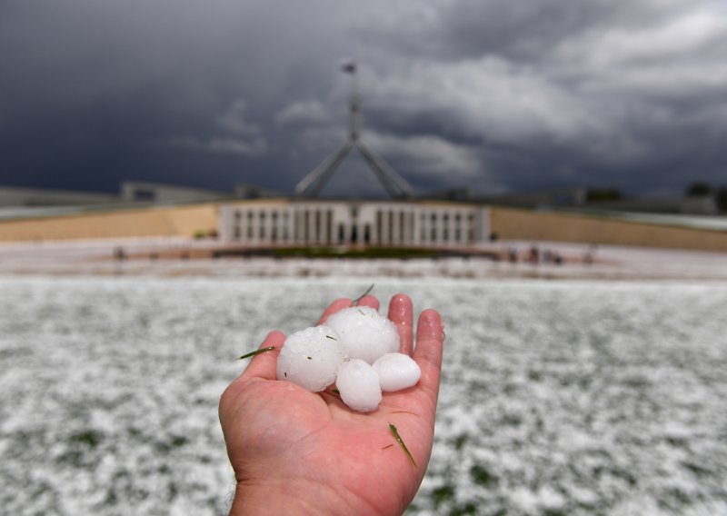 Oluje s tučom pogodile istok Australije, požari u bušu i dalje plamte