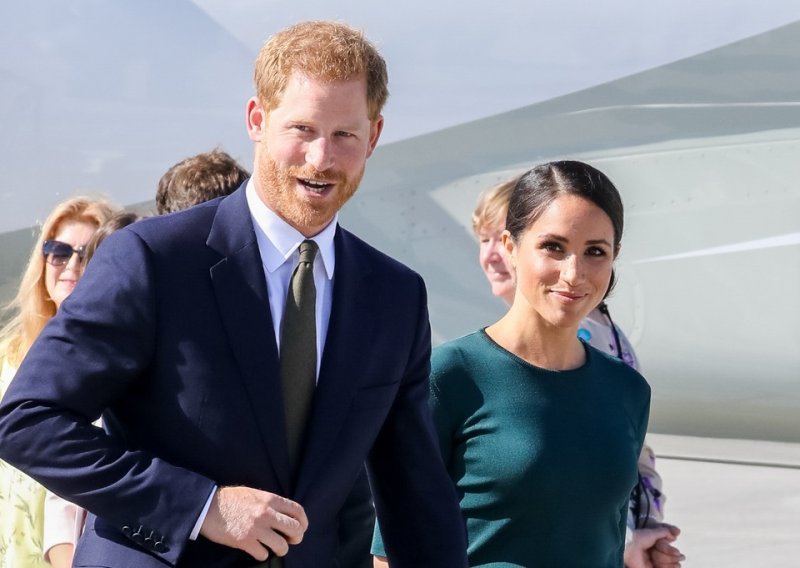 Kraljica Elizabeta II mislila je Meghan i Harryju oduzeti titule no nije željela izgledati sitničavo