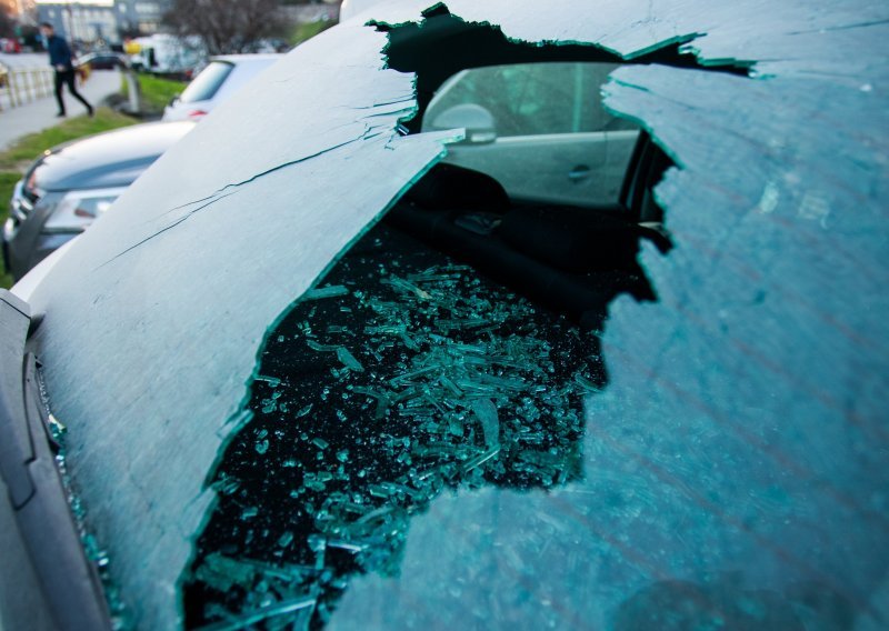 [FOTO/VIDEO] Tijekom noći u Splitu porazbijan 21 automobil; počinitelj uhićen