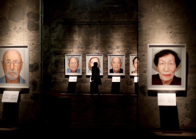 Angela Merkel danas otvara izložbu s portretima preživjelih iz holokausta
