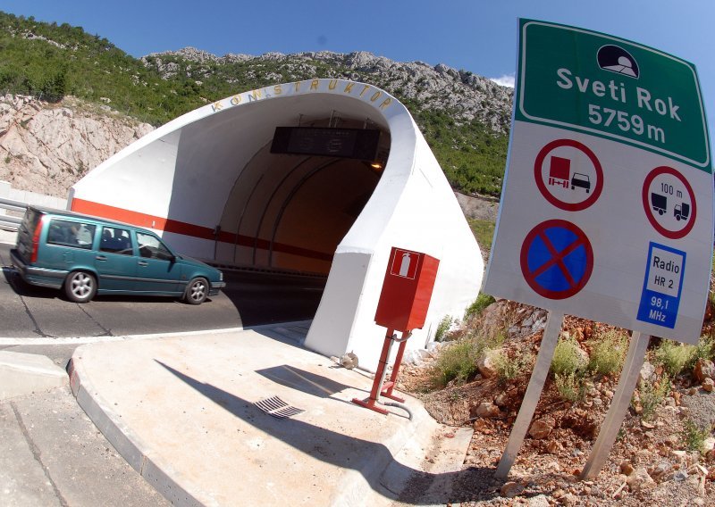 Zbog teške prometne nesreće u tunelu Sveti Rok obustavljen promet prema Splitu
