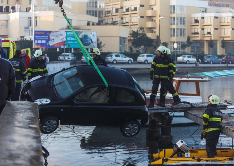 [FOTO/VIDEO] Zadarski vatrogasci u neobičnoj akciji spasili vozačicu čiji je auto umalo proklizao u more