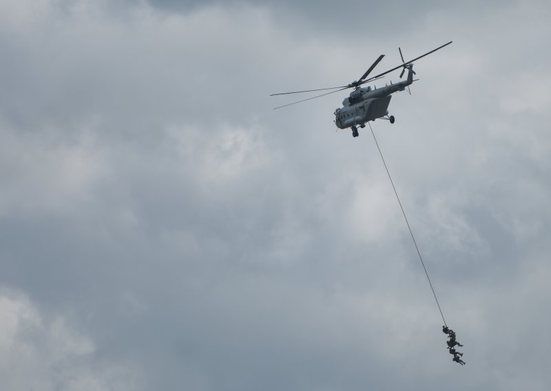 Zračni desant na Udbinu; iskočilo više od 160 padobranaca