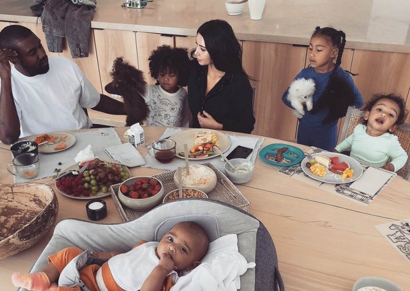 Kim Kardashian pokazala kako izgleda 'jutarnje ludilo' u njenom domu, ali i kako joj stoji bež donje rublje