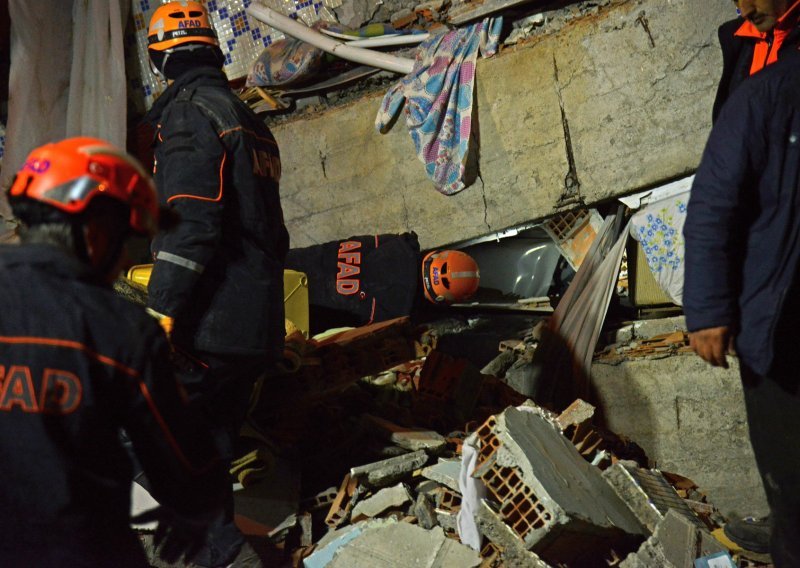 Najmanje 22 mrtvih, 1000 ozlijeđenih u potresu u Turskoj