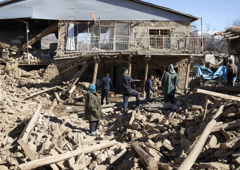 Potres u Iranu, spasilačke ekipe na terenu