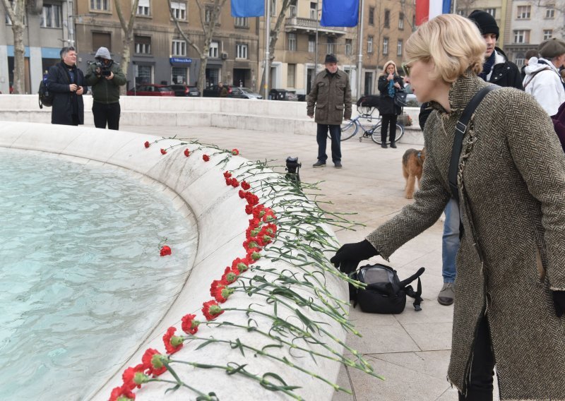 Zagrepčani položili 75 karanfila u počast žrtvama holokausta i upozorili na politiku zaborava ustaškog terora