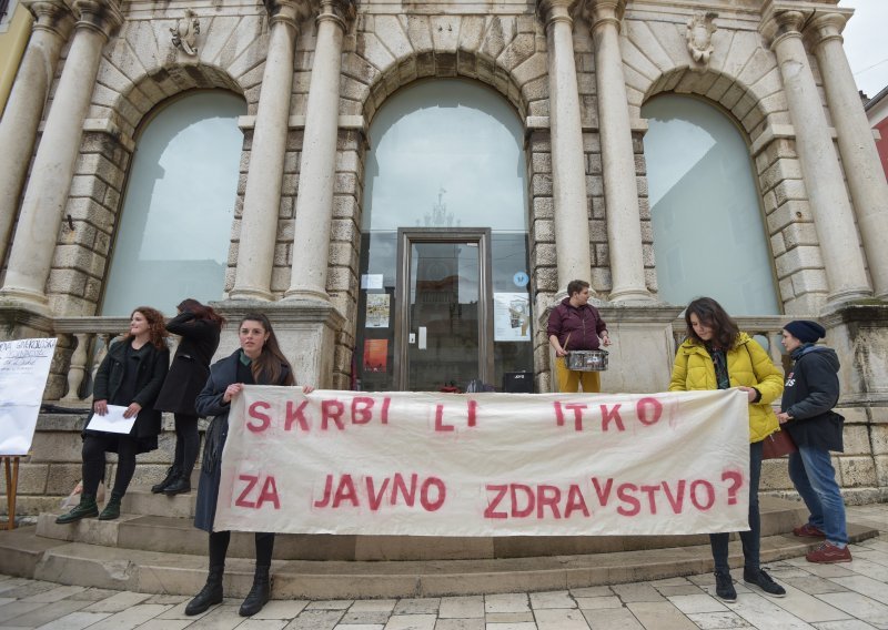 Aktivistice sa skupa u Zadru zatražile od Vlade da štiti zdravlje i dostojanstvo žena