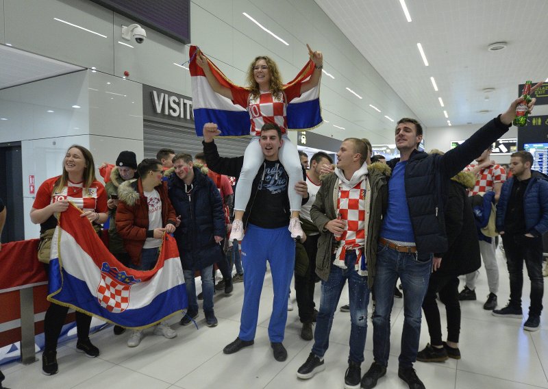 Srebrne rukometaše pjesmom dočekale stotine navijača; u Zagrebu se sprema doček kao da su prvaci