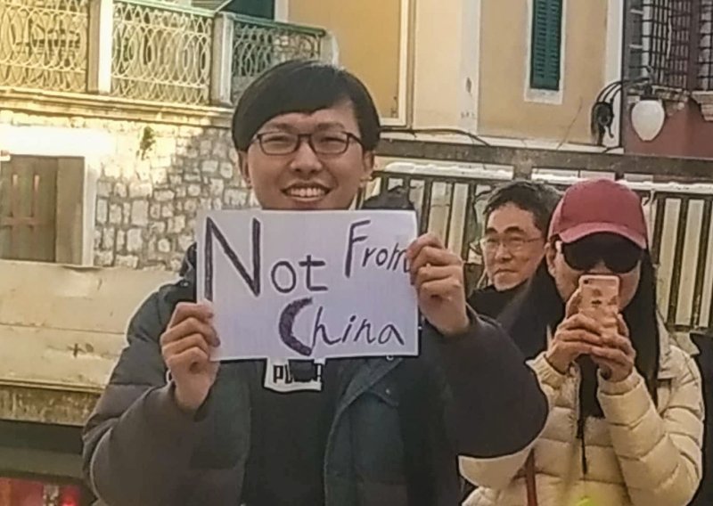 Crni humor: Azijski turist prošetao Šibenikom s natpisom 'Nisam iz Kine'