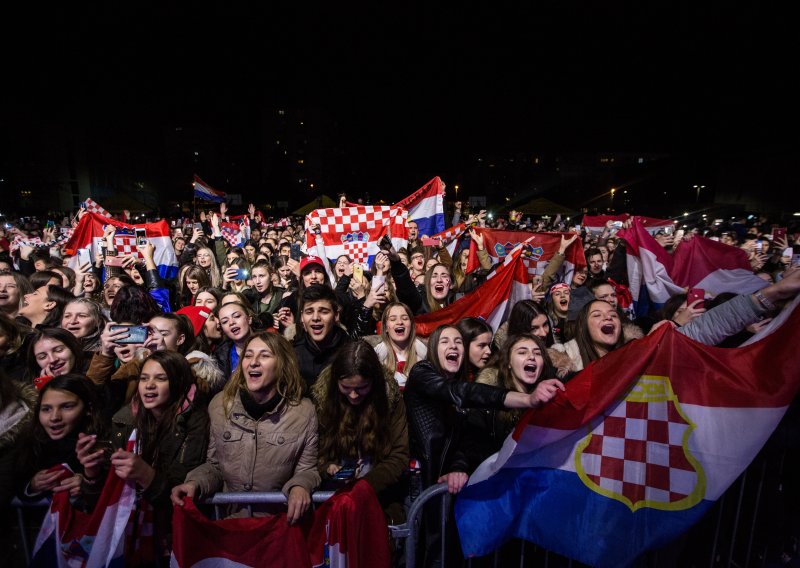 Ludilo u Mostaru; više od deset tisuća navijača dočekalo hrvatske srebrne rukometaše