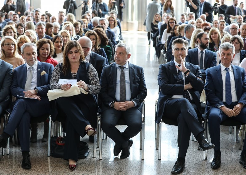 Plenković stalno vapi za stabilnošću, a vlada mu je kao ranžirni kolodvor. Hoće li na kraju ostati sam?