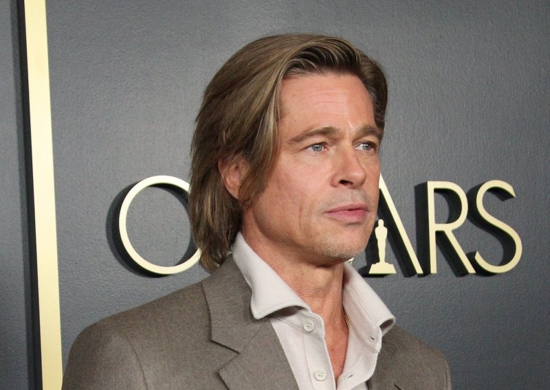 Tko bi rekao da će Brad Pitt morati nositi oznaku s imenom na crvenom tepihu