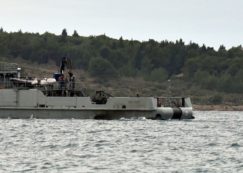 [FOTO] Izvučen trup i crna kutija helikoptera koji je pao kod Zlarina