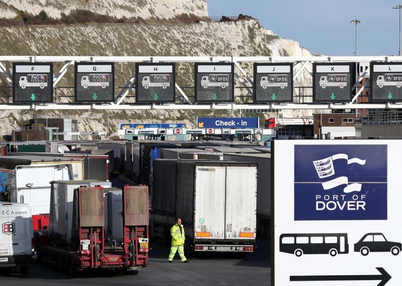 Antibrexit aktivisti u Doveru razapeli natpis 'Još uvijek volimo EU'