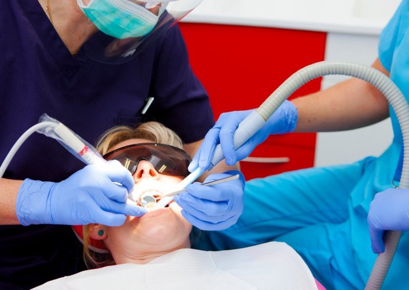 Pacijentica tvrdi da joj je zubar napravio štetu od 55 tisuća kuna, a on poručuje: Ona nije moja pacijentica