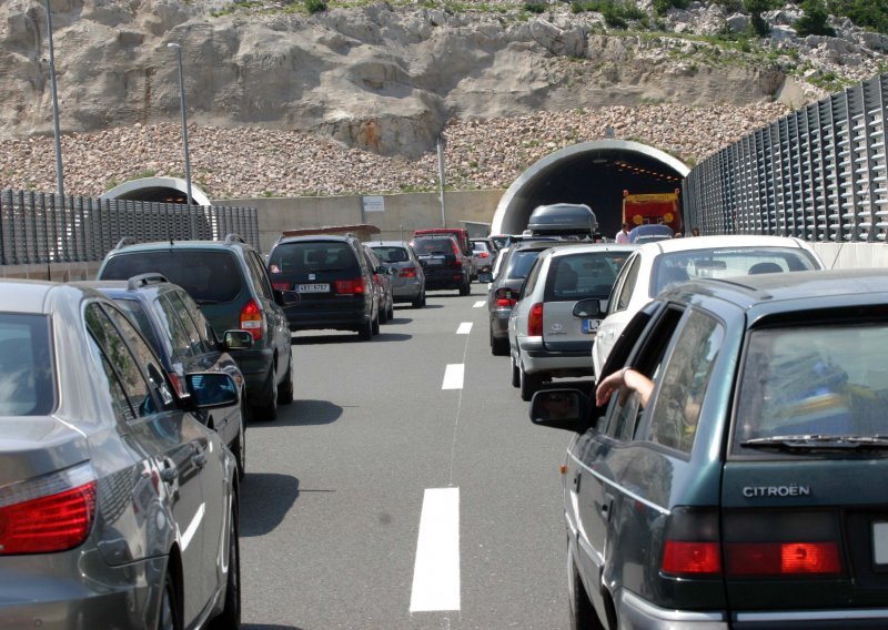 Nezgode u tunelima, promet i dalje pojačan