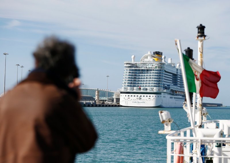 Sedam tisuća osoba blokirano na kruzeru kod Rima zbog koronavirusa, među njima dvoje Hrvata