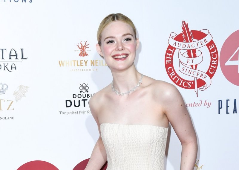 Elle Fanning odiše elegancijom u krem večernjoj haljini bez naramenica