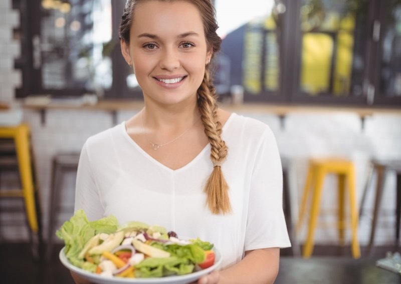 [VIDEO] Veganska prehrana ima zdravstvenih prednosti, ali treba biti jako oprezan