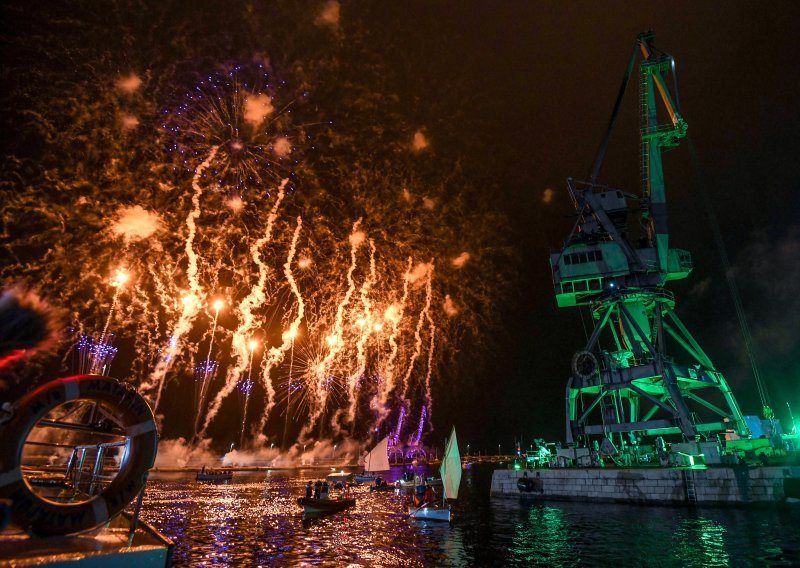 [FOTO/VIDEO] Lučki spektakl buke i svjetla: Rijeka predstavila svoju Operu industriale