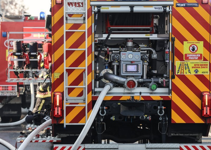 Zapalio se ZET-ov autobus u zagrebačkoj Dubravi, putnici se na vrijeme spasili
